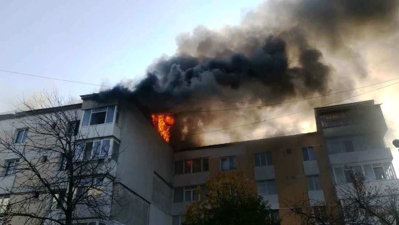 A murit tânărul ars în incendiul din Piatra Neamț