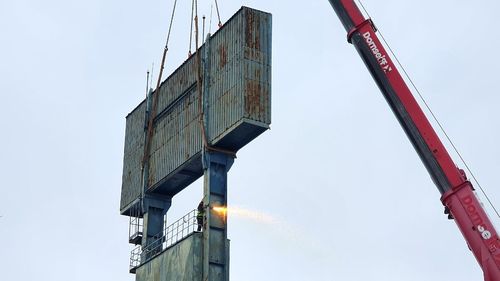 VIDEO Prima tabelă electronică de pe un stadion de fotbal din România a fost tăiată și va ajunge la fier vechi