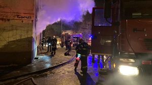 Peste 20 de locatari ai unui bloc din Sfântu Gheorghe, evacuaţi după ce un incendiu a izbucnit într-un atelier de reparaţii/ Pompierii au scos 5 butelii care prezentau pericol de explozie