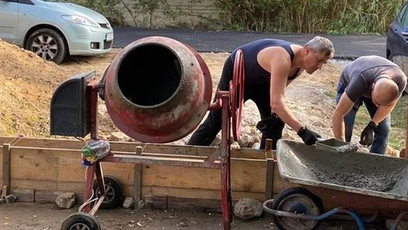 Imagine inedită cu Dan Barna: Liderul USR prepară beton în maiou și cu mănuși negre/ Bulai: Mă unge la inimă că lucrează în Moldova. Sper să nu se oprească la acest gard, ci să continuie cu autostrada