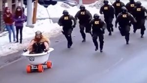 Fostă consilieră a lui Biden, păcălită de un clip AI în care agenții ICE urmăresc un viking aflat într-o cadă pe străzile din Minnesota