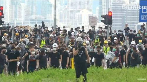 VIDEO Noi proteste în Hong Kong/ Un grup de protestatari a spart geamurile parlamentului și a forțat intrarea în clădire