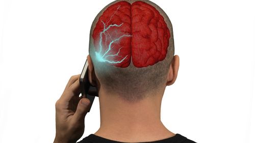 Poate radiația din telefoanele mobile și cuptoarele cu microunde să provoace cancer? Un nou studiu susține că are răspunsuri definitive / Care sunt efectele radiațiilor emise de antenele de telefonie mobilă