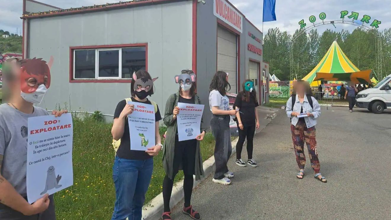 Protest pentru drepturile animalelor la Cluj / Activiștii reclamă condițiile în care sunt ținute animalele de la Zoo Park / „Activitatea seamănă cu cea a unui circ ambulant”