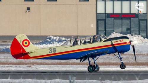 VIDEO La Aerostar din Bacău se face mentenanță la 4-5 avioane cu elice Iak-52 pe an / Aeronava produsă în România a devenit faimoasă în războiul din Ucraina, unde vânează drone rusești