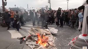 Ciocniri între manifestanţi şi poliţie în Place de la Concorde, la Paris, unde au fost arestate cel puţin 12 persoane/ Protestatarii se opun reformei care crește vârsta de pensionare
