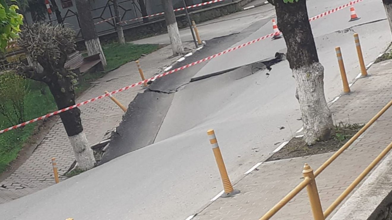 Strada surpată din Slănic / Prefectul de Prahova anunţă că tasarea craterului prezintă urme de stabilizare