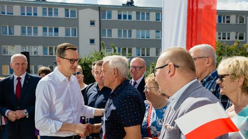 Partidul de guvernământ din Polonia face cadouri electorale înaintea scrutinului parlamentar din octombrie: reparații la blocuri comuniste și laptopuri gratuite pentru elevi