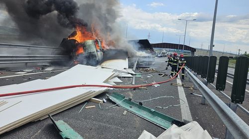 VIDEO Circulaţie oprită pe sensul spre Turda al autostrăzii A10 Sebeş-Turda, după ce un camion a fost cuprins de flăcări