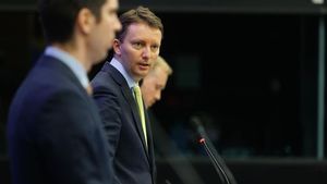 Siegfried Mureșan, reacție la Grindeanu după amenințările că PSD nu va vota legile pentru banii PNRR: ”PSD este în cădere liberă / Noi în brațele PSD nu ne vom întoarce”