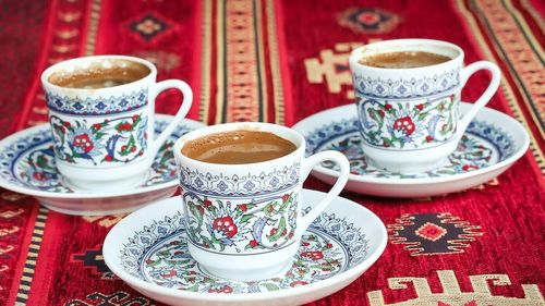 Probleme în paradisul cafelei? Explozia costurilor cotidiene i-a împins pe iubitorii de cafea spre soiurile mai ieftine, însă criza boabelor robusta face situația și mai dificilă