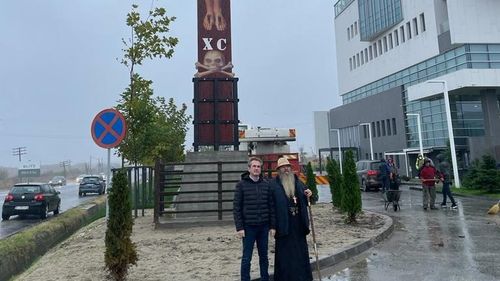 INCOGNITO Am dezlegat misterul crucilor gigant care au împânzit România / Cine este părintele Serafim, eminența cenușie din spatele afacerii. O cruce ar costa între 10.000 și 15.000 de euro