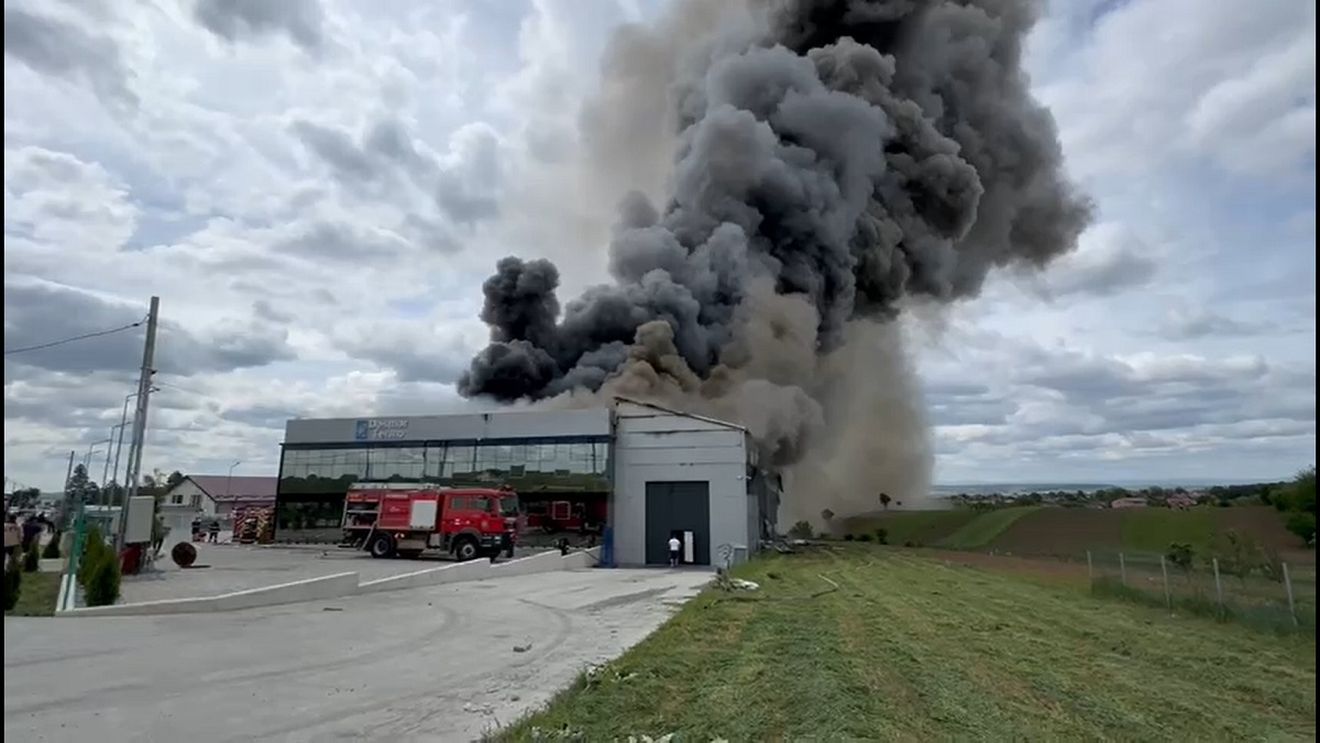 VIDEO Incendiu cu degajări mari de fum la o fabrică de geamuri termopan din orașul Salcea, județul Suceava
