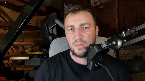 VIDEO Trending pe rețele: Dispută virală pe ”Macarena” după intervenția controversată a lui Godină: ”Marian din Brașov”/ Polițistul a restricționat comentariile după valul de reacții în care era criticat că ”dă vina pe victime” la fel ca în melodia Erikăi Isac