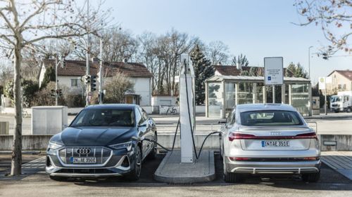Audi renunţă din 2026 la maşinile cu motor pe benzină şi motorină, dar și la hibride. Constructorul german va produce exclusiv mașini electrice