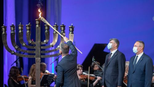 GALERIE FOTO Premierul Ciucă și Marcel Ciolacu, prezenți la aprinderea Menorei de Hanuka, Sărbătoarea Luminilor la evrei