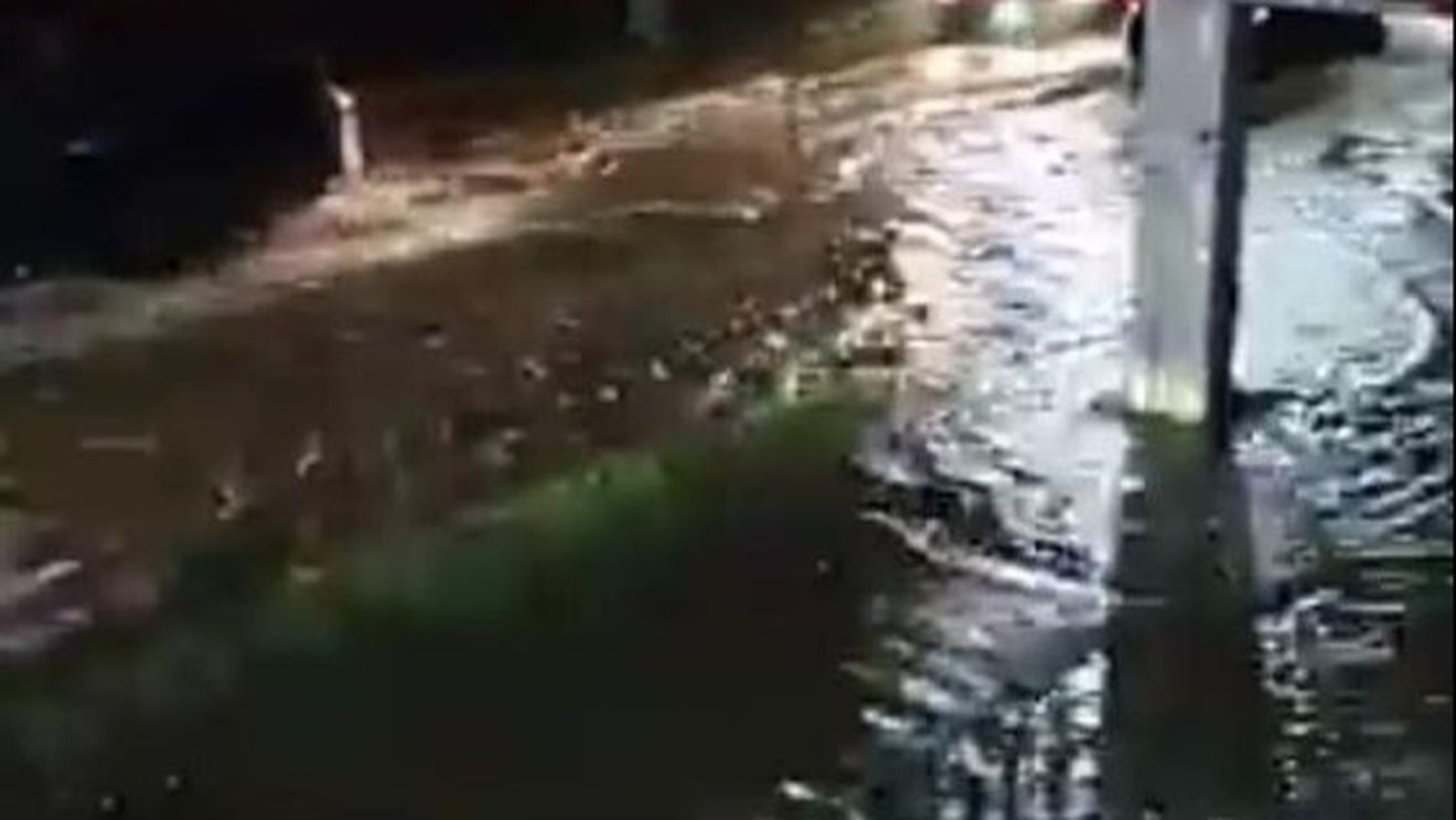 Prahova: Inundații la Sinaia și Bănăști / În Bușteni, rețeaua de canalizare a oraşului nu mai face față debitului mare de apă acumulat