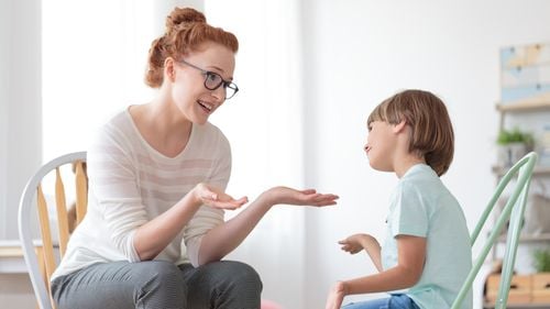 Traseul educațional complicat al unui copil cu autism, explicat de psihologul Anca Dumitrescu: Face ani de terapie, merge la școală, ține pasul. Nu înseamnă că "gata, am terminat". Autismul vine și cu alte modificări