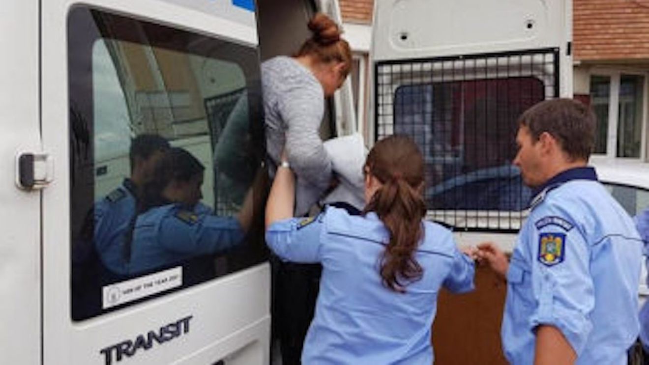 Trei bărbați și o femeie au fost reținuți pentru camătă și șantaj, fiind acuzați că cereau dobânzi de până la 50% pe lună