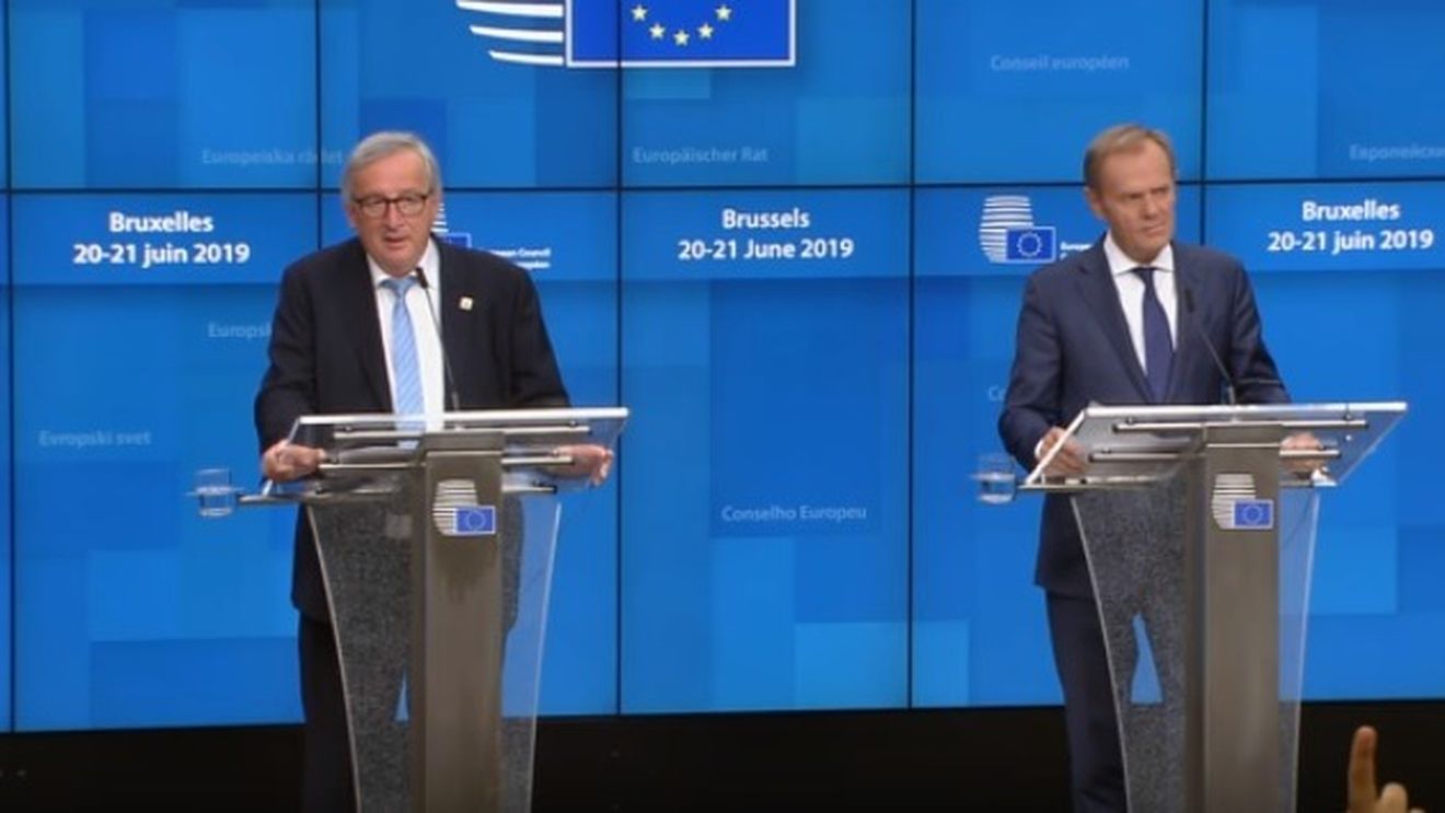Juncker și Tusk au vizitat Ucraina și au anunțat că sancțiunile împotriva Rusiei vor rămâne valabile. Liderii europeni au promis noi ajutoare financiare pentru estul țării măcinat de războaie