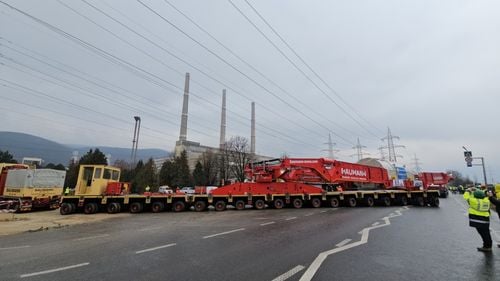Primul transport cu dimensiuni record pentru drumurile din România a ajuns la destinație. Convoiul agabaritic a sosit la Termocentrala Mintia. Autorizația pentru transport a costat peste 45.000 de euro