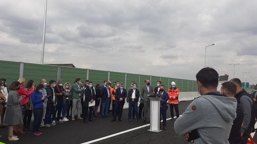 VIDEO Premierul Florin Cîțu s-a dus să inaugureze Pasajul Mogoșoaia, în timp ce parlamentarii au citit moțiunea împotriva sa / Camionagiii l-au împiedicat să își țină discursul cu un cor de claxoane