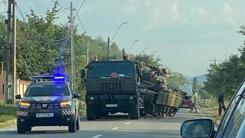 Un tanc a căzut de pe un trailer într-o localitate din Bacău / MApN: Trailerul a evitat un bătrân care traversa neregulamentar