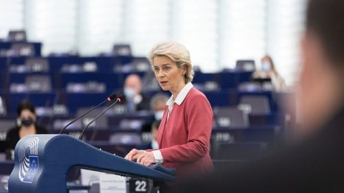 BREAKING Președinta Comisiei Europene prezintă noua strategie UE pentru AI: Simplificarea reglementărilor, construirea de infrastructuri de date, dezvoltarea algoritmilor și consolidarea competențelor în domeniu