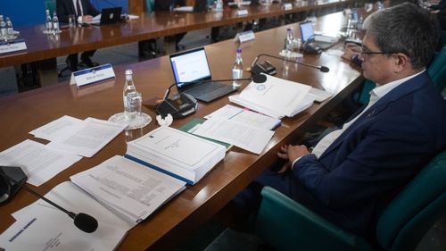 Guvernul vrea să reducă abandonul școlar, neglijarea și abuzarea copiilor printr-o „strategie de susținere a părinților”