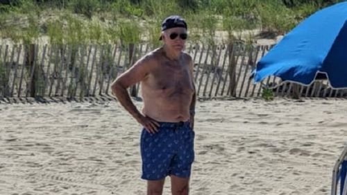 Aflat în vacanță, Joe Biden s-a afișat la bustul gol, prilej de multiple comentarii printre internauți