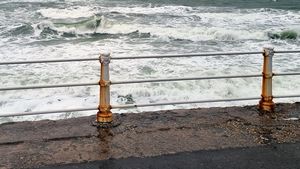 METEO: Rafale de vânt pe litoral ce vor depăși 70 km/h / Cod galben în București și 11 județe până miercuri seara