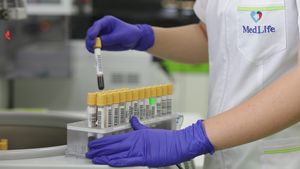 Noua generație de screening prenatal: un simplu test de sânge poate detecta riscul unor anomalii genetice încă din primul trimestru de sarcină