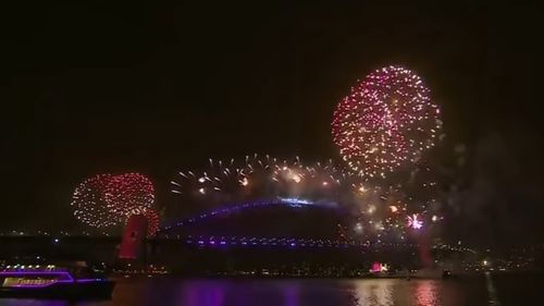 VIDEO Sydney, de sub un nor toxic provocat de incendiile de vegetație, a intrat în noul an cu un foc imens de artificii