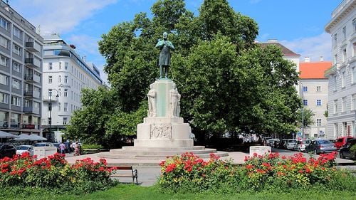 Viena abordează problema fostului primar antisemit Karl Lueger prin înclinarea statuii cu 3,5 grade. Nu există planuri similare pentru monumentele dedicate lui Karl Marx și Che Guevara