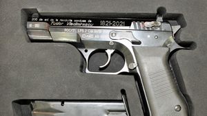 FOTO Fabrica de Arme din Cugir a lansat pistolul LP5 Pandur, care va intra în dotarea Armatei. Primele 200 de bucăți sunt de colecție și au fost dedicate bicentenarului revoluției lui Tudor Vladimirescu