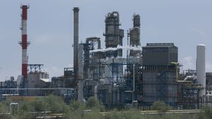 Instalație de la Rafinăria Petromidia, închisă temporar de Garda de Mediu, din cauza unei scurgeri de amoniac