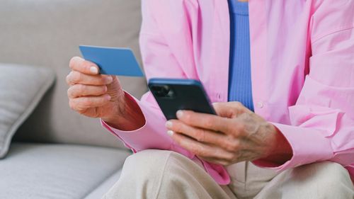 Doar 3 din 10 seniori au ştiut să recunoască metode precum spoofing sau smishing / Campanie dedicată protejării vârsticilor de fraudele bancare online