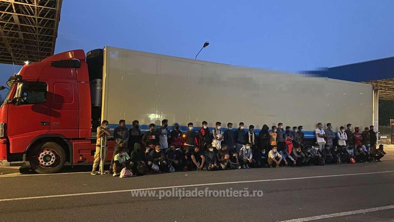 29 de migranţi din Siria și Irak, descoperiţi într-un TIR turcesc încărcat cu piese auto