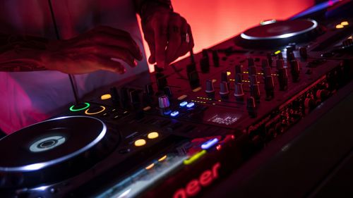 Cât costă de fapt să devii DJ și cum ajungi din bedroom pe scena unui festival