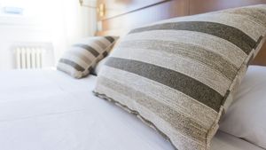 Apartamentele închiriate în regim hotelier în Sibiu „mușcă” tot mai mult din piața cazărilor: 12% din locurile de cazare din județ sunt de acest tip. În 2020, oficial, acesteau nu existau