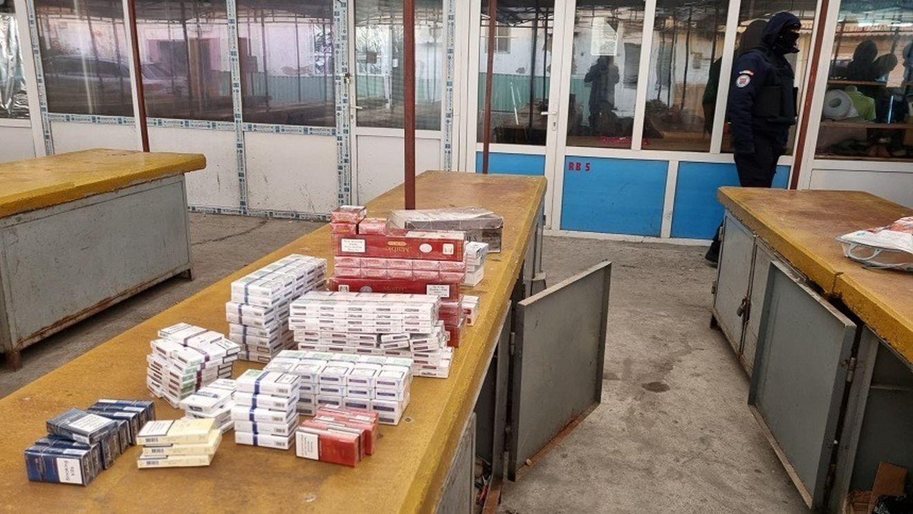 7.476 de pachete de țigări de contrabandă, descoperite de vameșii din Giurgiu în două mașini