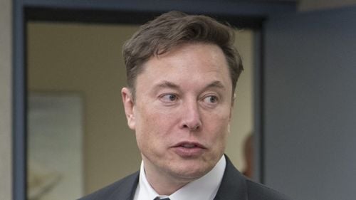 Mașinile Tesla pot fi cumpărate cu bitcoin. Prețul monedei digitale a crescut cu 3%, după anunțul lui Musk