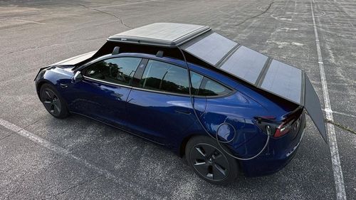 O firmă a lansat un încărcător solar pliabil pentru mașini electrice, care se prinde pe barele transversale / Desfăcut, are o putere de șase ori mai mare