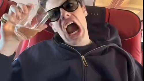 VIDEO Yungblud prezintă în două minute deplasarea lui în România: de la concertul de la Electric Castle, până la ”shoturile” de palincă / ”Îmi place publicul românesc. România, te iubesc!”