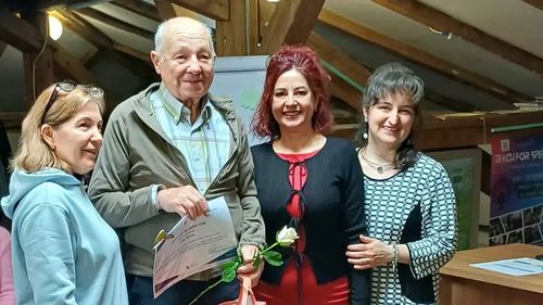 La 97 de ani, un brașovean a absolvit un curs digital ca să se protejeze de escrocii online / ”Cred că și eu era să pic în plasa unora” / La 92 de ani, şi-a făcut cont pe Facebook