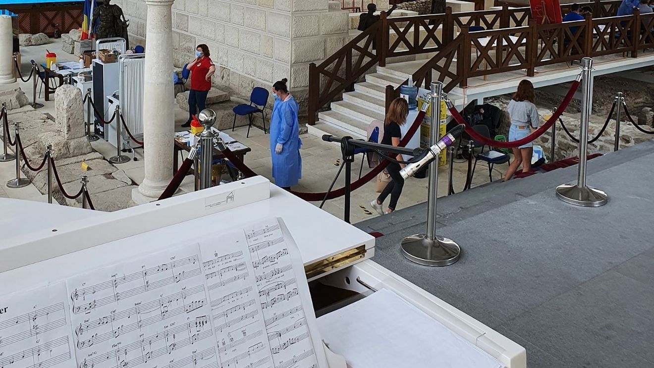 Mâncare tradițională, vals cu asistentele și muzică live la maratoanele de vaccinare din acest weekend: ”Se pare că prinde, au venit foarte mulți din Cluj, din Bistrița. Foarte mulți din Italia”