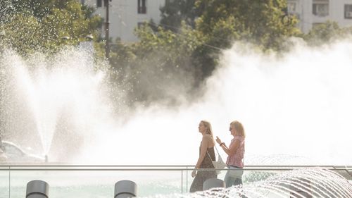 METEO Cod galben de temperaturi deosebit de ridicate, local caniculă şi disconfort termic ridicat pentru 15 județe din țară