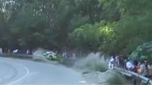 VIDEO Accident la o competiție auto la Târgu Cărbunești / Un spectator a fost rănit după ce un pilot a pierdut controlul mașinii