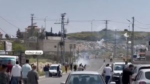 Sute de coloniști israelieni atacă satele palestiniene din Cisiordania ocupată, după ce un adolescent israelian dispărut a fost găsit mort