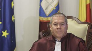 Judecătorul CCR Dacian Dragoș susține că e oprit pe stradă și întrebat de tăierea pensiilor speciale / ”Le spun că nu depinde numai de mine. Că depinde și de caz. E un vot”
